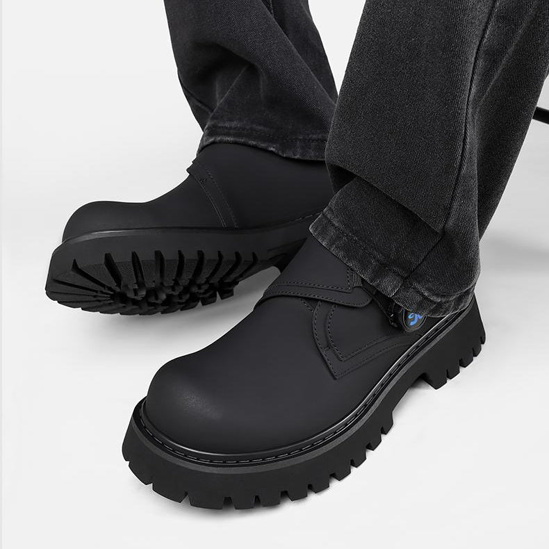 All-black trendy and versatile loafers